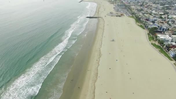 Belle antenne sur la plage et le quartier en Californie 