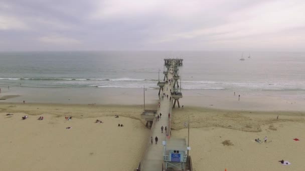 Luchtfoto schot over de Pier bij Beach in Californië — Stockvideo