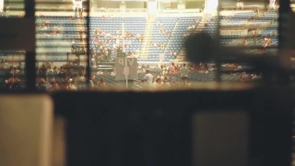 Tangentbord spelarens mikrofon på scenen innan show som publiken kommer in — Stockvideo