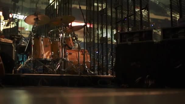 Tiro legal de bateria no palco antes de um show — Vídeo de Stock