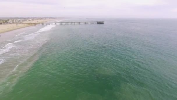 海とカリフォルニアのビーチの桟橋上美しい空中ショット — ストック動画