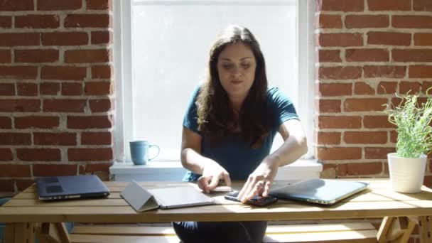 Zeitlupe: Frau schaltet alle Technik aus und genießt dann eine Tasse Kaffee — Stockvideo