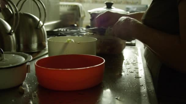 Повільний рух старих жіночих рук подрібнення овочів — стокове відео