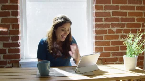 Cámara lenta de la mujer haciendo Facetime-Video Chat en su tableta — Vídeos de Stock