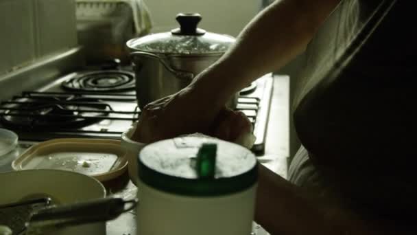 Movimento lento da mulher agarrando frango com as mãos como ela se prepara para cozinhar — Vídeo de Stock