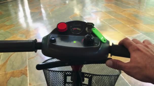 POV da pessoa que conduz um scooters de mobilidade motorizada para idosos e / ou deficientes — Vídeo de Stock