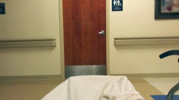 POV pacienta je přesunuta na postupnou nemocniční lůžko přes nemocnici — Stock video