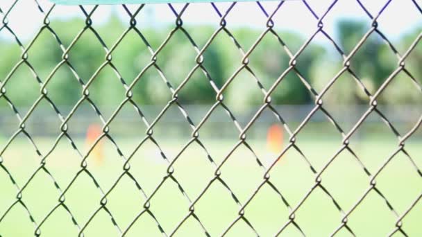 Närbild av ett staket på en baseball field — Stockvideo