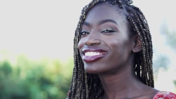 Daytime Slow Motion Toma Mujer Afroamericana Con Trenzas Coqueteando Sonriendo — Vídeos de Stock