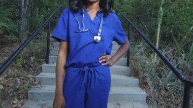 Ağır çekim eğimli atış kameraya gülümseyen önlük içinde Afrikalı-Amerikalı kadın kadar