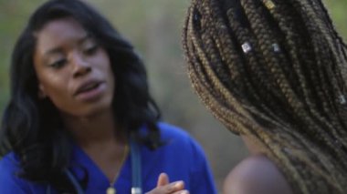 Yavaş çekim güzel Afro-Amerikan hemşire hastanın boyun kontrol