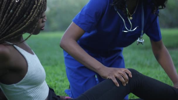 Fotografía Cámara Lenta Una Enfermera Afroamericana Doblando Estirando Pierna Otra — Vídeo de stock