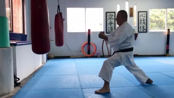 Profilbild eines älteren Mannes, der in einem Fitnessstudio Karate übt