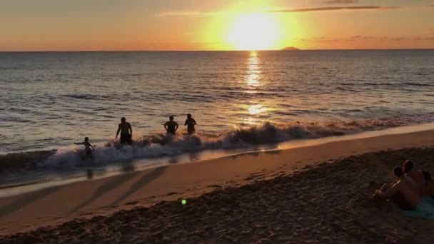 Aufnahme Von Menschen Die Während Eines Wunderschönen Sonnenuntergangs Meer Hängen — Stockvideo