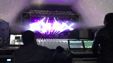 Açık bir ev mühendisleri boş bir mekan arkadan atış onlar aydınlatma önce bir gösteri hazırlamak gibi. Konsolları ve video projeksiyon çekim görülebilir.