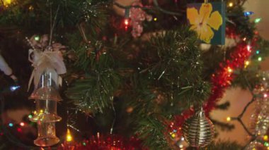 Süs eşyaları ve ışıklar ile Noel ağacı dalları yakın çekim çekim