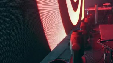 Sarmal grafik ile büyük bir ekran/monitör kadar sahne alanı'nda bir gösterisi sırasında eğimli