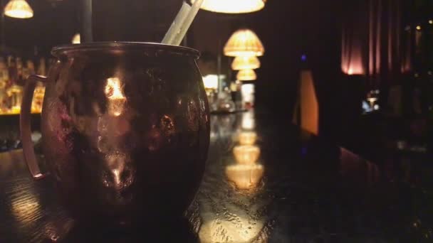 Moscow Mule Glas Sitter Ovanpå Bar Med Cool Belysning — Stockvideo