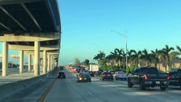 司机驾驶通过 在迈阿密 佛罗里达州的白天的视角使用快速车道 — 图库视频影像