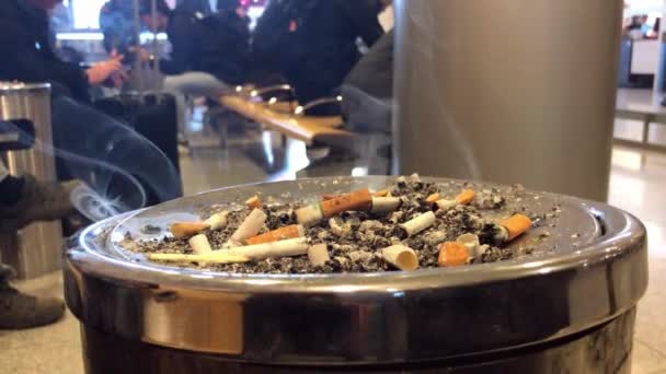 Közeli Kép Egy Piszkos Padlón Álló Hamutartó Égő Cigaretta Belsejében — Stock videók