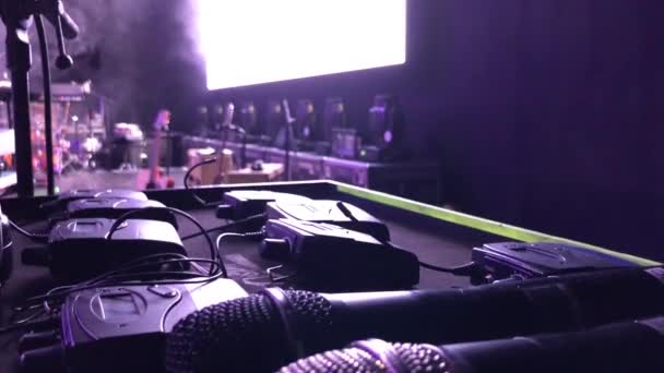 Shot Ears Pack Wireless Microphones Tray Stage Show — Stok Video