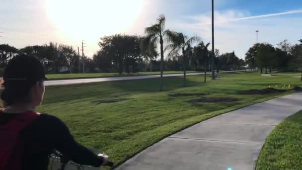 Güzel Bir Gün Üzerinde Kadın Binicilik Bisiklet Yol Yanında Bir — Stok video