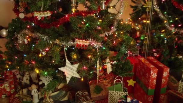 Gros Plan Partie Inférieure Sapin Noël Coloré Avec Des Cadeaux — Video