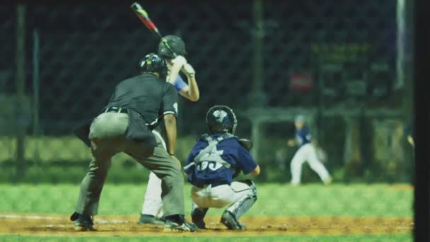 击球手慢动作 但不打棒球比赛 裁判员 捕手和其他垒球在拍摄中看到 — 图库视频影像