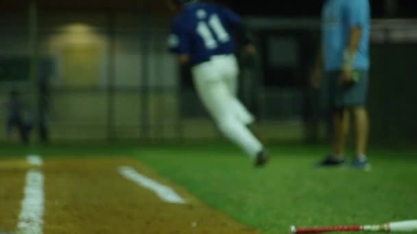 Abend Zeitlupenaufnahme Eines Baseballspielers Der Nach Hause Rennt Und Trifft — Stockvideo