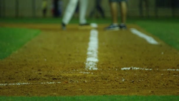 在棒球比赛中 慢动作从球场上倾斜到亚军和教练在第一垒上说话 模糊视觉 — 图库视频影像