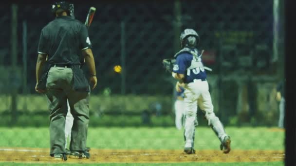 Tiro Cámara Lenta Nocturno Receptor Lanzando Una Pelota Lanzador Árbitro — Vídeos de Stock