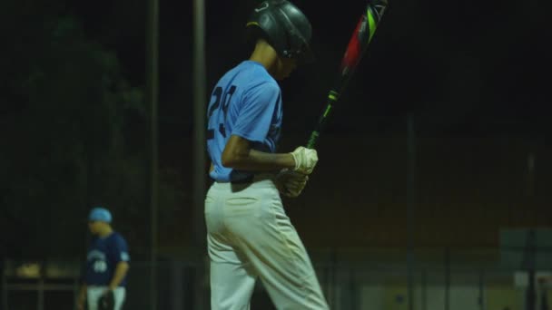 一个年轻的棒球运动员的慢动作准备蝙蝠在主场在棒球比赛 — 图库视频影像