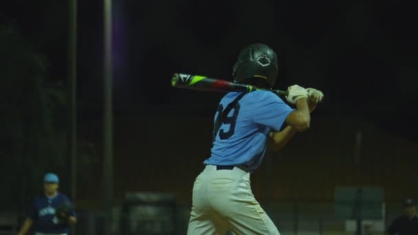 Slow Motion Shot Młodego Chłopca Baseball Gotowy Bat Nie Huśtawka — Wideo stockowe