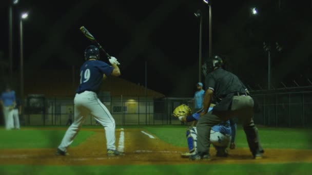 Noite Tiro Câmera Lenta Jogador Beisebol Rebatendo Uma Bola Suja — Vídeo de Stock