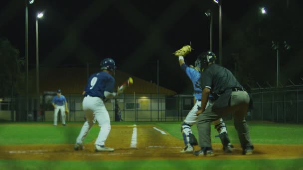 Grande Tiro Câmera Lenta Batedor Home Plate Jogando Morcego Correndo — Vídeo de Stock