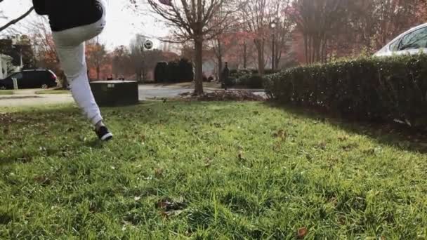 Dagtid Slowmotion Skott Man Sparka Fotboll Genom Insidan Foten Till — Stockvideo