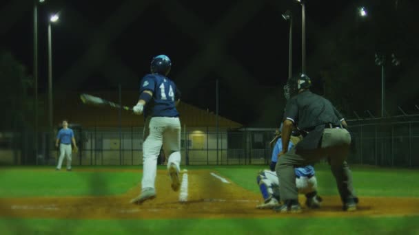 Colpo Rallentatore Durante Una Partita Baseball Battitore Che Colpisce Esterno — Video Stock