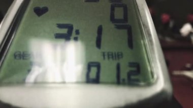 Kapalı Bisiklete binme sınıf Bisiklet Monitör kasıtlı kamera hareketi. Hızlı pedal kişi nedeniyle hareket ediyor.