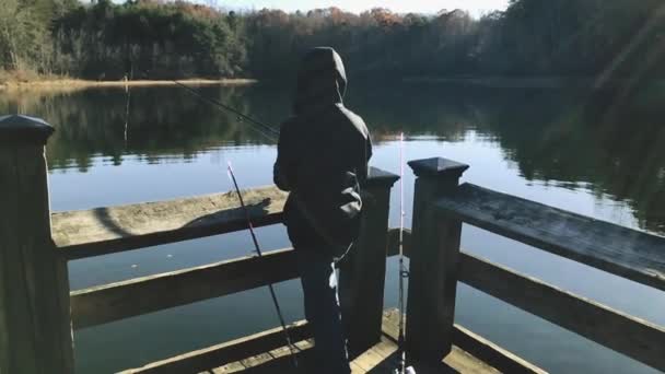 一个孩子在湖上钓鱼的慢镜头 他正在和鱼竿一起工作 — 图库视频影像