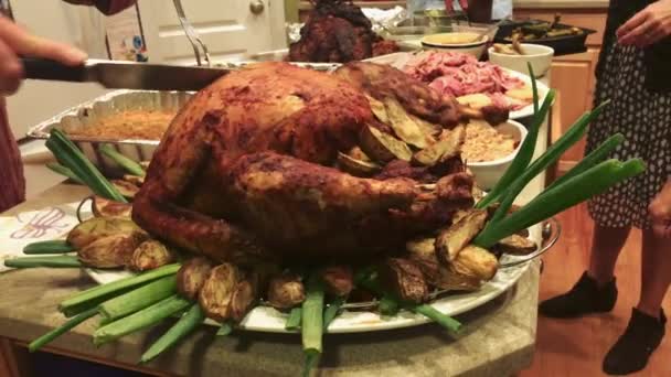 Tiro Pavo Que Corta Una Mesa Donde Coloca Otra Comida — Vídeos de Stock