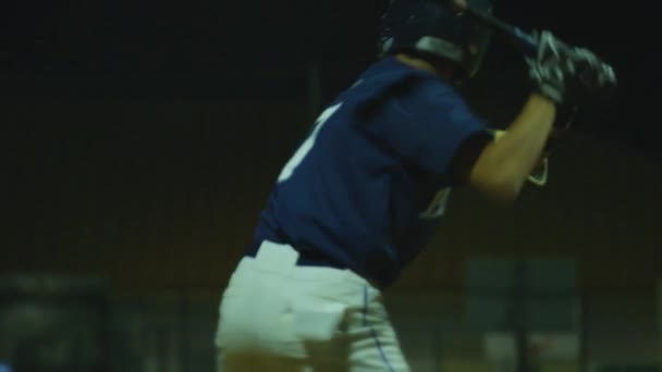 Gran Cámara Lenta Primer Plano Jugador Béisbol Golpeando Una Pelota — Vídeos de Stock