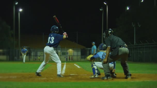 Gran Cámara Lenta Primer Plano Jugador Béisbol Golpeando Una Pelota — Vídeo de stock