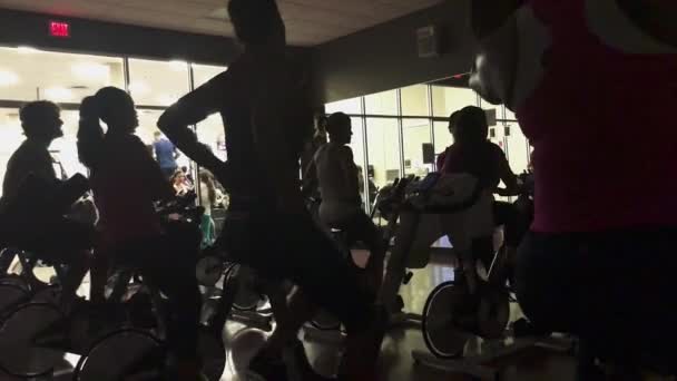 Silhouette Skott Personer Som Tar Cykling Spinning Klass Inuti Ett — Stockvideo