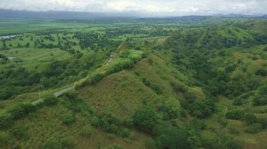 Gündüz hava atış alanının Valle del Cauca Kolombiya yer alan ünlü Curva del keman yol ve dağ