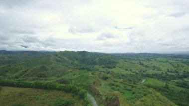 Gündüz hava Valle del Cauca Kolombiya yer alan ünlü Curva del keman yol ve dağ bölgesi uzak hareketli vurdu
