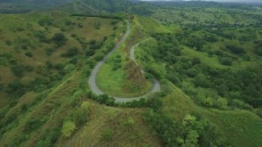 Güzel gündüz hava atış alanının Valle del Cauca Kolombiya yer alan ünlü Curva del keman yol ve dağ