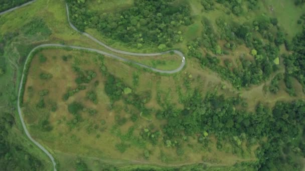 在哥伦比亚的一个绿色和美丽的山谷的一个著名的道路形状为曲线的白天空中拍摄 — 图库视频影像