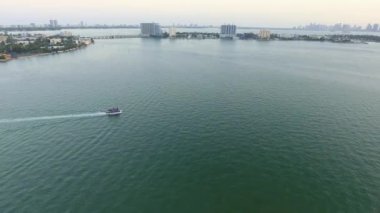 Miami Beach'de geçirerek tekne ile okyanus büyük havadan görünümü