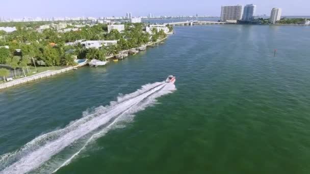 Grande Prise Vue Aérienne Bateau Passant Par Les Maisons Miami — Video