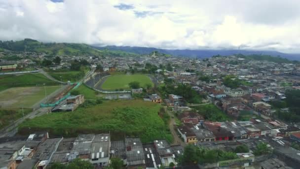 伟大的空中拍摄一个美丽的小镇在哥伦比亚的山谷中间 — 图库视频影像